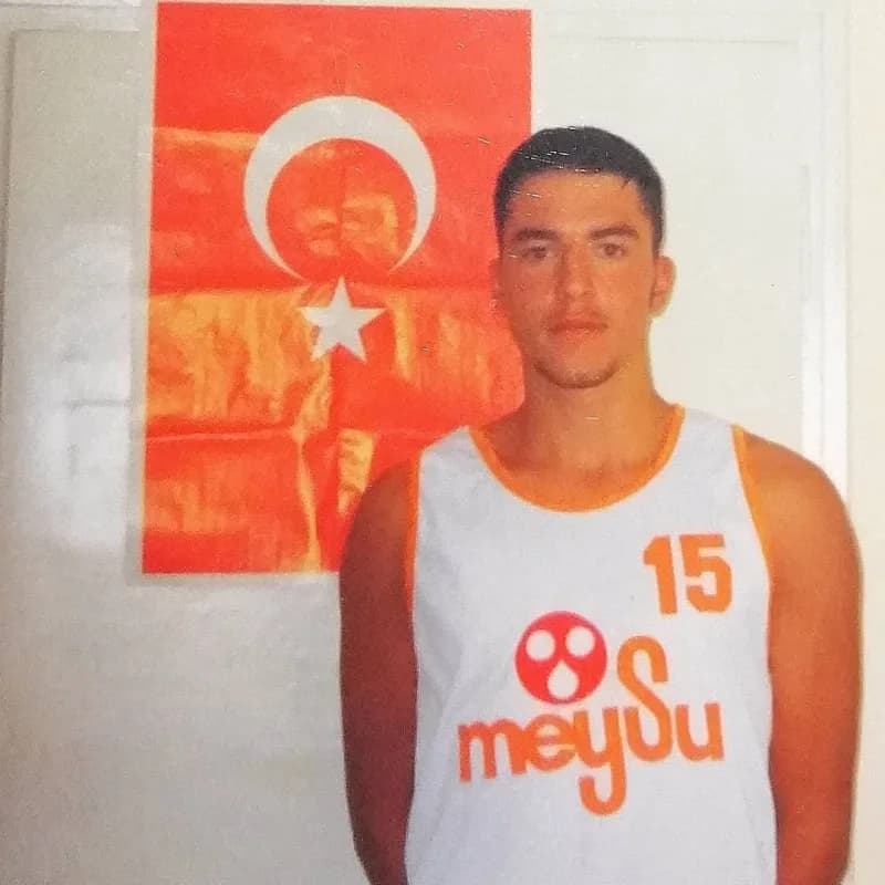 Hasan Aksoyak, Kayseri'de basketbol sahasında maç sırasında mücadele ederken