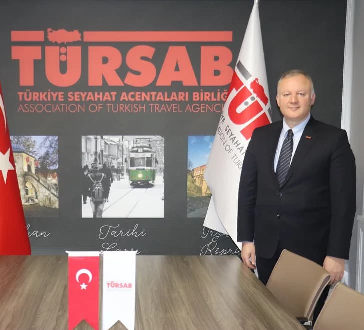 Hasan Eker Dünya Turizm Günü mesajı verirken konuşma yapıyor