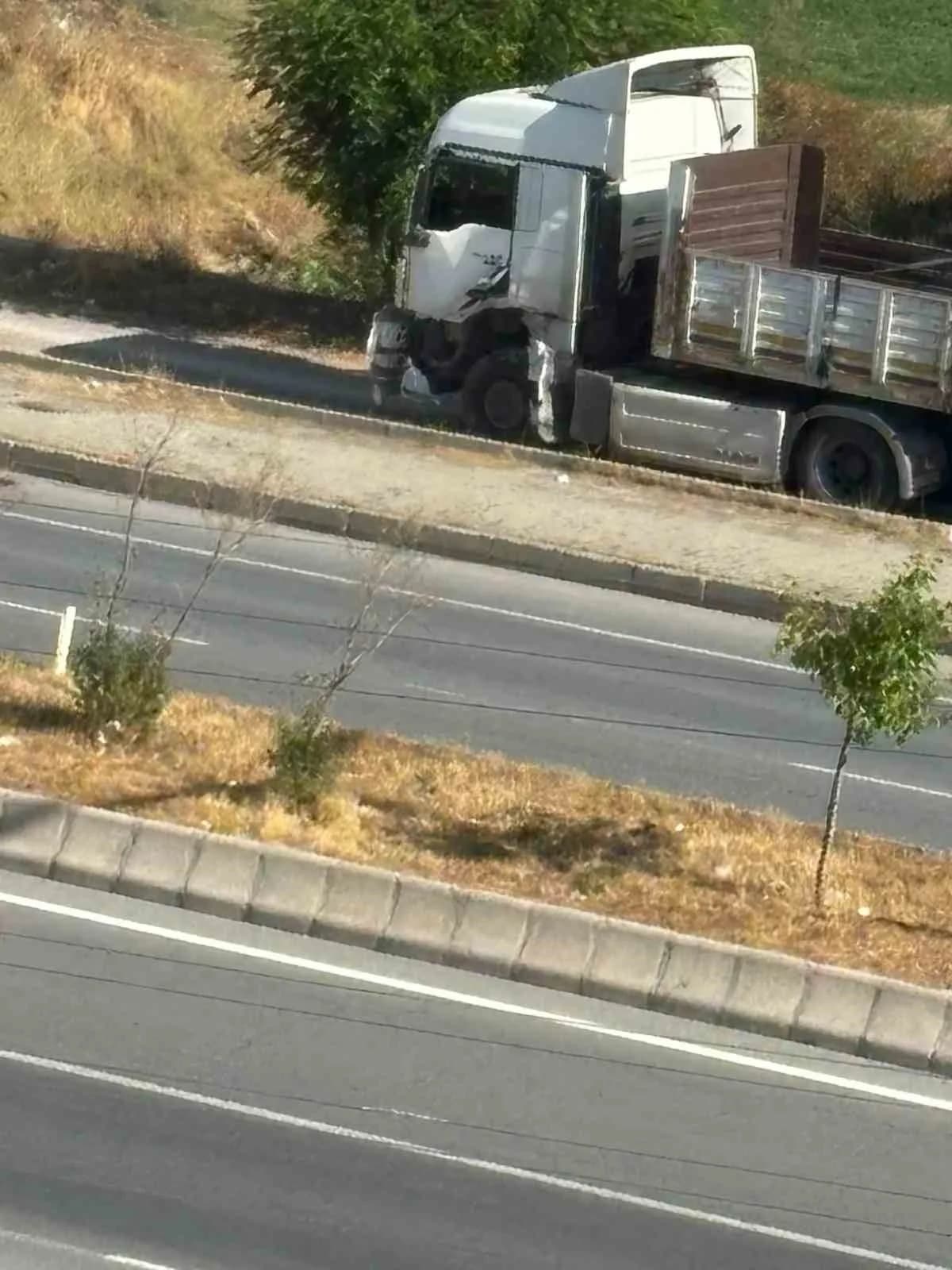Muş’un Hasköy ilçesinde tır ile panelvan aracın çarpışması sonucu 3 kişi yaralandı