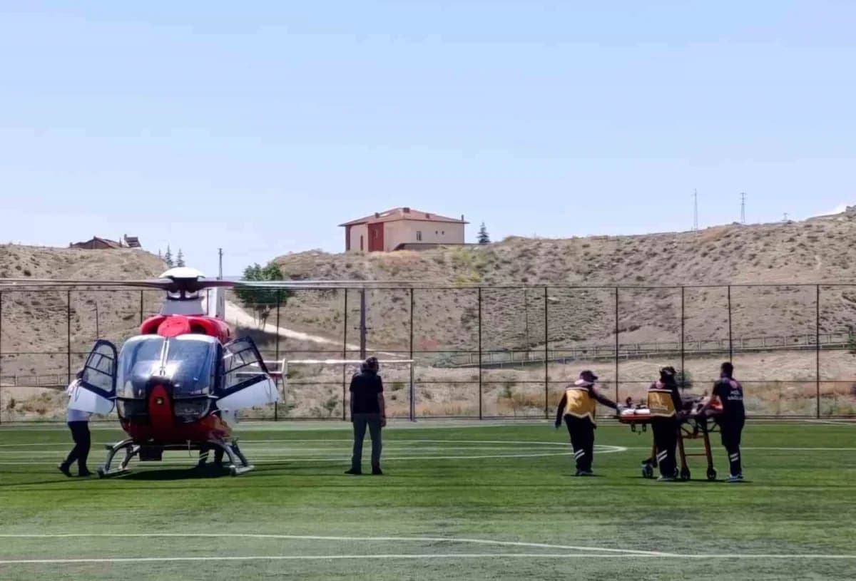 Hava ambulansıyla Malatya'ya sevk edilen 78 yaşındaki damar rahatsızlığı bulunan hasta