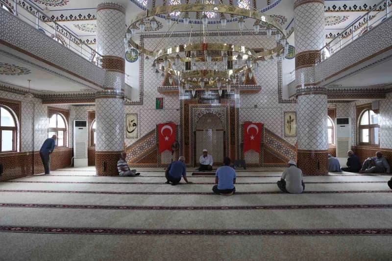 Hatay'da depremin ardından inşa edilen 135'inci cami olan ‘Akcurun Mahalle Camii' Vali Mustafa Masatlı'nın katılımıyla i