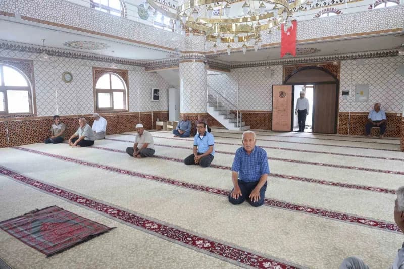 Hatay'da depremin ardından inşa edilen 135'inci cami olan ‘Akcurun Mahalle Camii' Vali Mustafa Masatlı'nın katılımıyla i