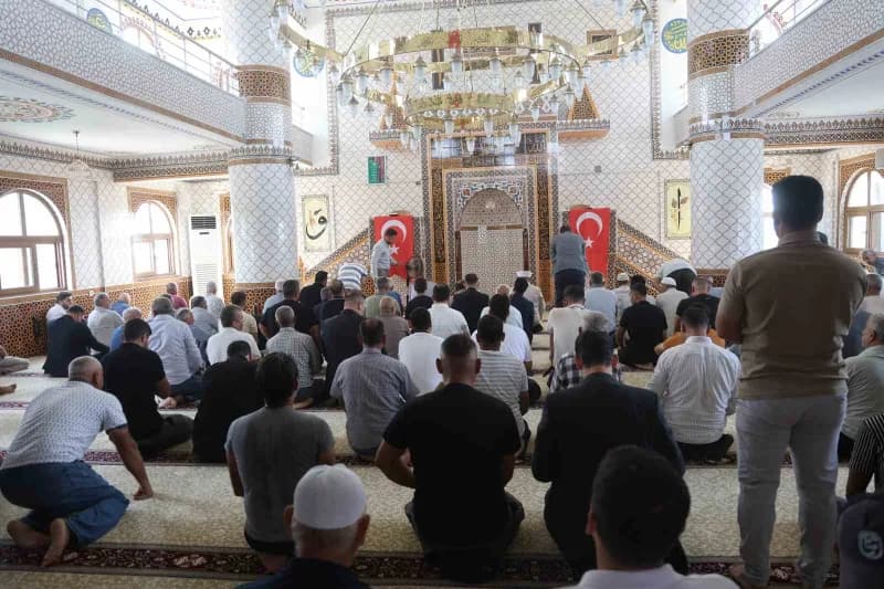 Hatay'da depremin ardından inşa edilen 135'inci cami olan ‘Akcurun Mahalle Camii' Vali Mustafa Masatlı'nın katılımıyla i