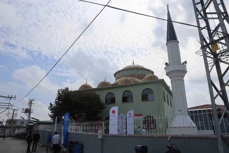 Hatay'da depremin ardından inşa edilen 135'inci cami olan ‘Akcurun Mahalle Camii' Vali Mustafa Masatlı'nın katılımıyla i