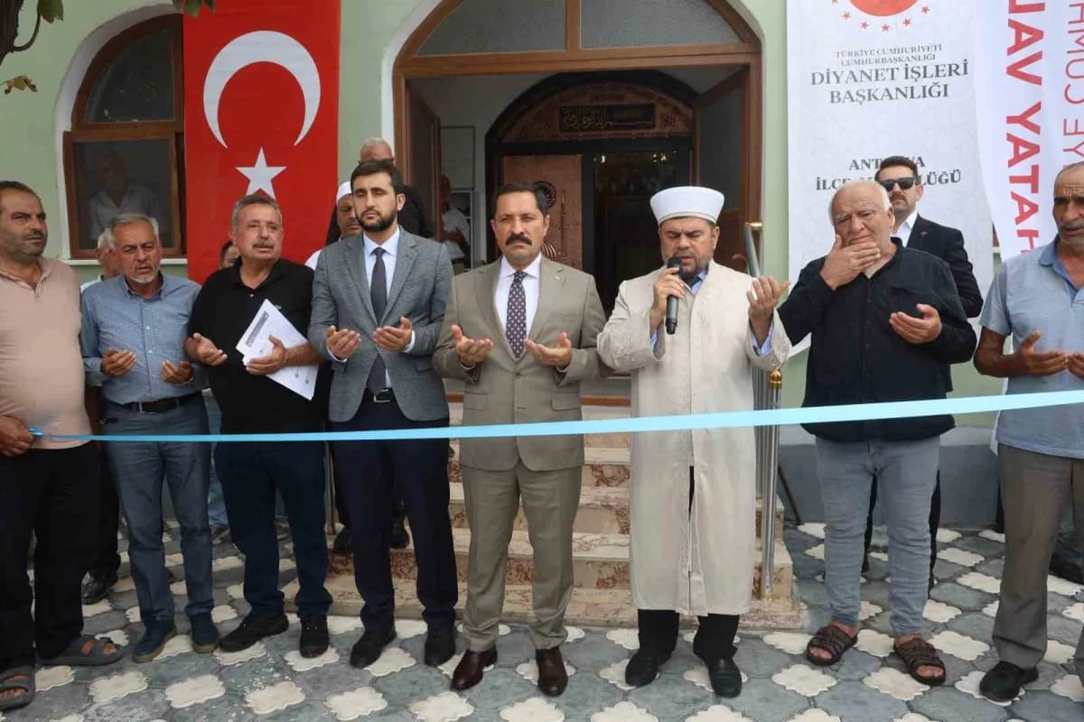 Hatay'da depremin ardından inşa edilen 135'inci cami olan ‘Akcurun Mahalle Camii' Vali Mustafa Masatlı'nın katılımıyla i