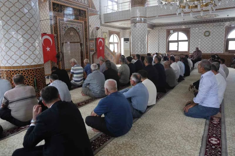 Hatay'da depremin ardından inşa edilen 135'inci cami olan ‘Akcurun Mahalle Camii' Vali Mustafa Masatlı'nın katılımıyla i