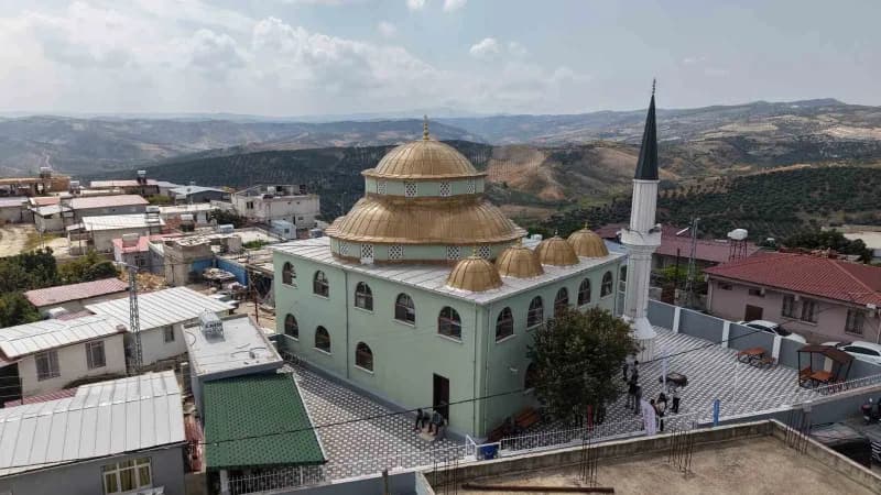 Hatay'da depremin ardından inşa edilen 135'inci cami olan ‘Akcurun Mahalle Camii' Vali Mustafa Masatlı'nın katılımıyla i