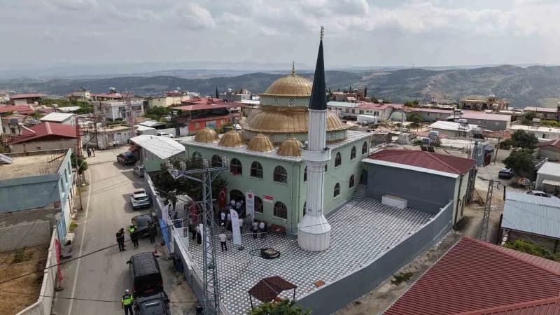 Hatay’da deprem sonrası inşa edilen Akcurun Mahalle Camii ibadete açıldı
