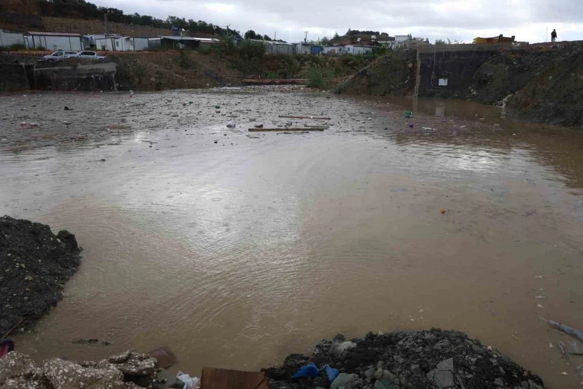 Hatay Antakya'da şiddetli yağış sonrası taşan dere ve göle dönen yollar
