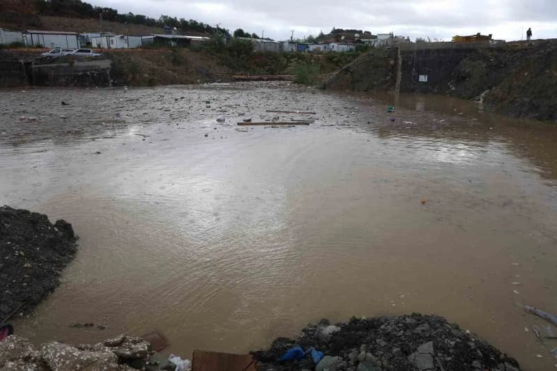 Hatay Antakya'da şiddetli yağış sonrası taşan dere ve göle dönen yollar