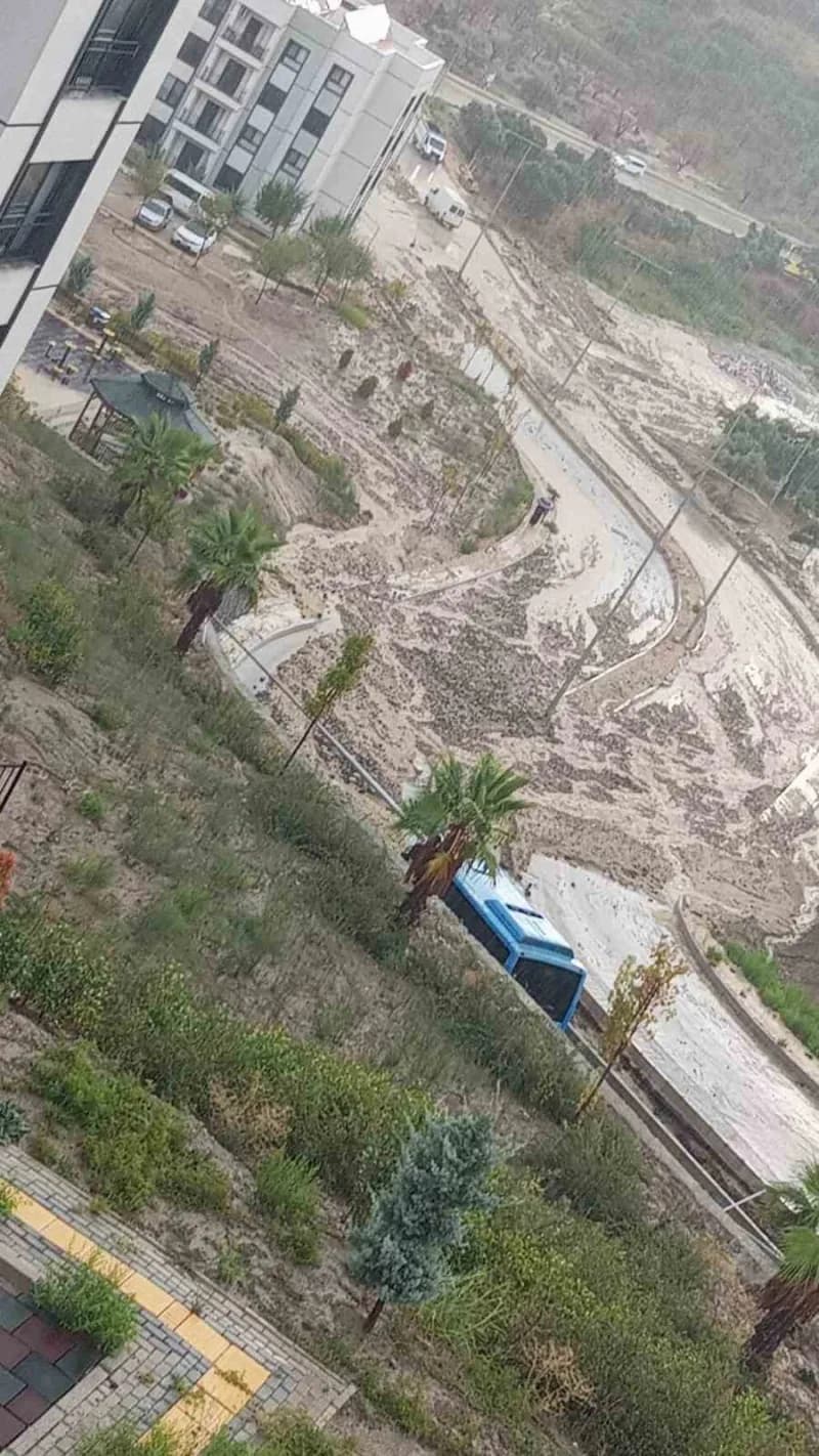 Hatay’da gece ve sabah saatlerinde etkili olan yağışla birlikte derelerin debisi artarken, yola dönen göller sürücülere
