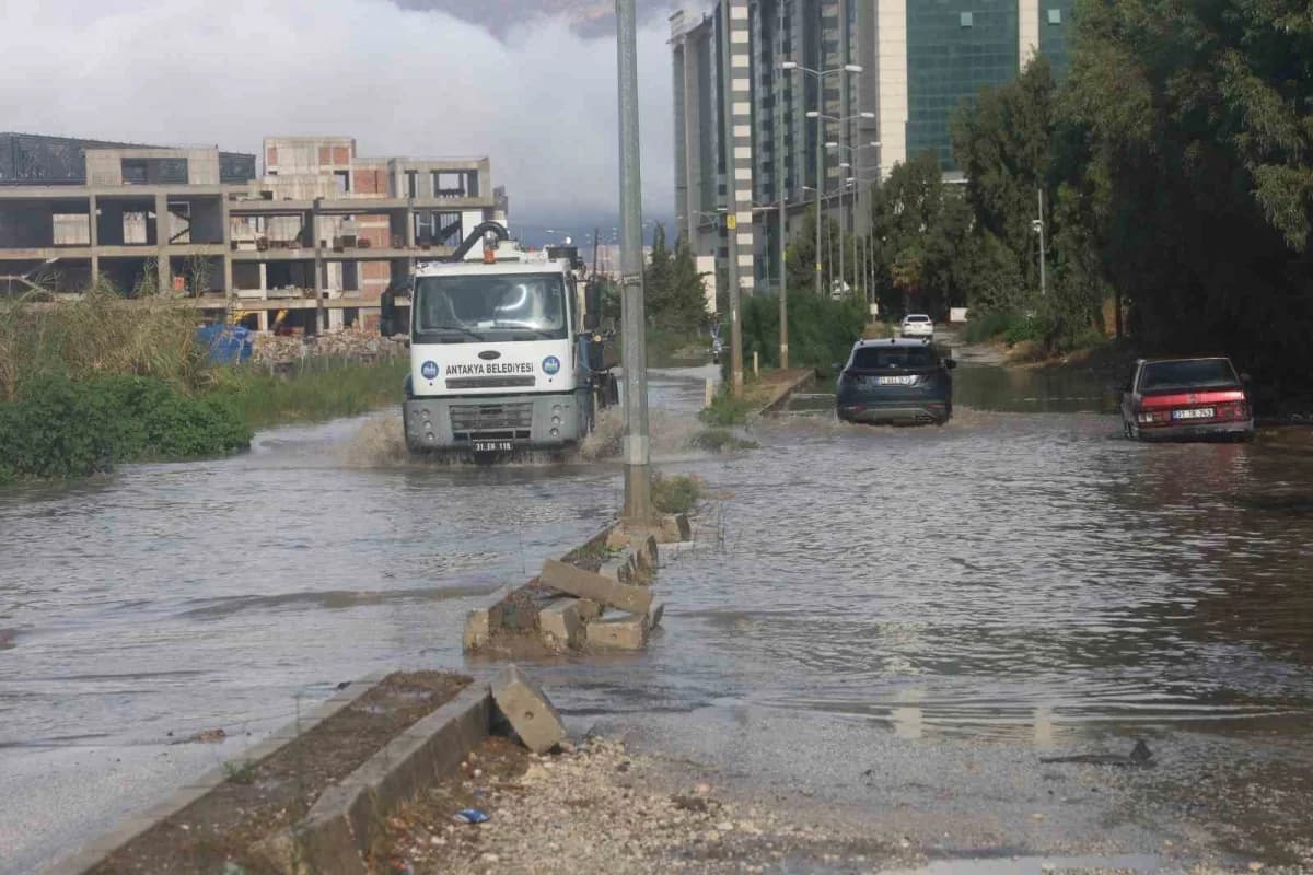 Hatay’da gece ve sabah saatlerinde etkili olan yağışla birlikte derelerin debisi artarken, yola dönen göller sürücülere