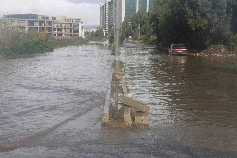 Hatay’da gece ve sabah saatlerinde etkili olan yağışla birlikte derelerin debisi artarken, yola dönen göller sürücülere