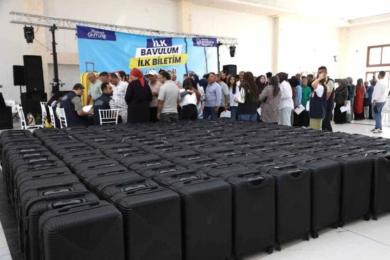 Hatay Büyükşehir Belediyesi tarafından üniversite öğrencilerine verilen bavullar ve ulaşım desteği