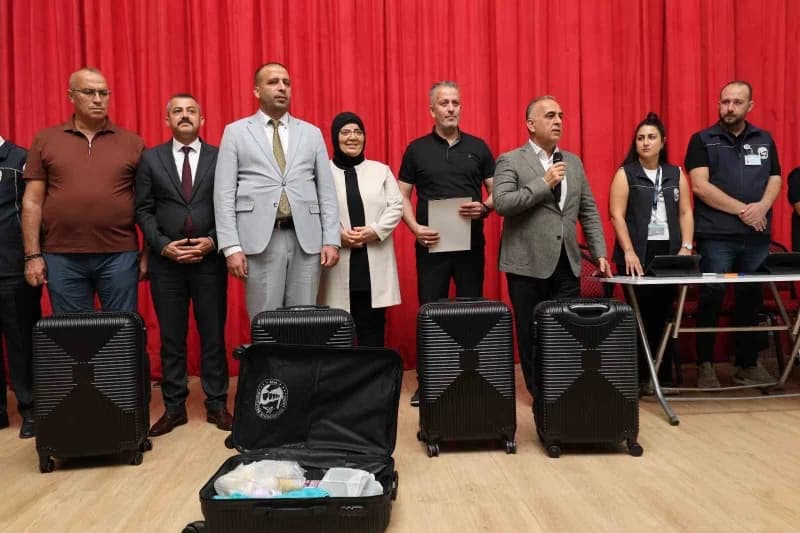 Hatay Büyükşehir Belediyesi tarafından üniversite öğrencilerine yönelik gerçekleştirilen bavul dağıtımından görüntüler.