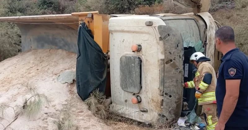Hatay Belen ilçesinde devrilen kum yüklü hafriyat kamyonu ve olay yeri güvenlik önlemleri