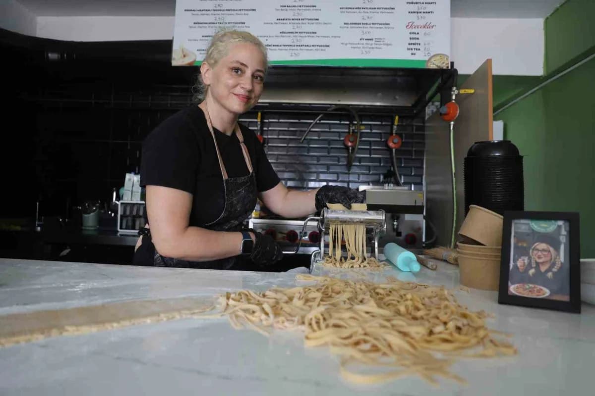 Gökçe Yılmaz Çilingir, gastronomi şehrinde vatandaşlara el yapımı makarnayı sevdirdi.