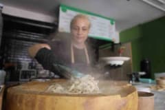 Hatay’da el açması makarna yapan Gökçe Yılmaz Çilingir iş yerinde makarna hazırlıyor