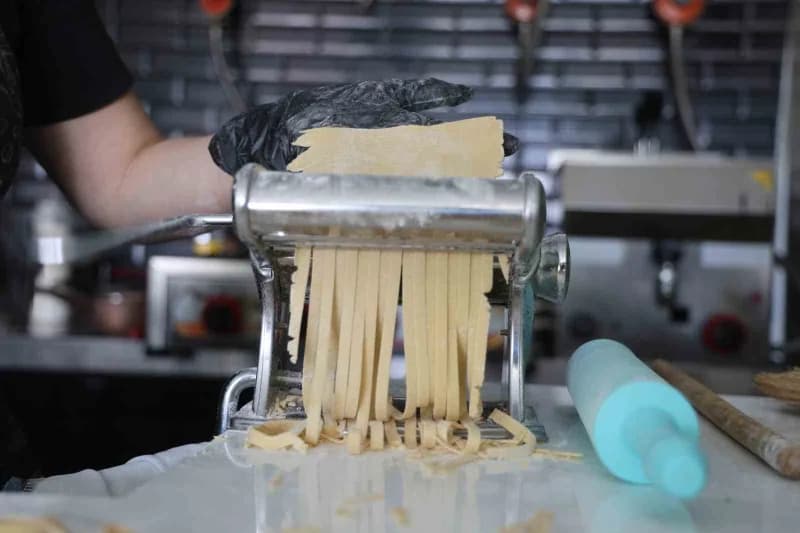 Gökçe Yılmaz Çilingir, gastronomi şehrinde vatandaşlara el yapımı makarnayı sevdirdi.