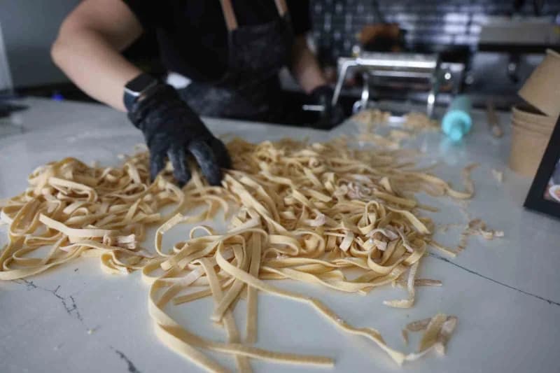 Gökçe Yılmaz Çilingir, gastronomi şehrinde vatandaşlara el yapımı makarnayı sevdirdi.