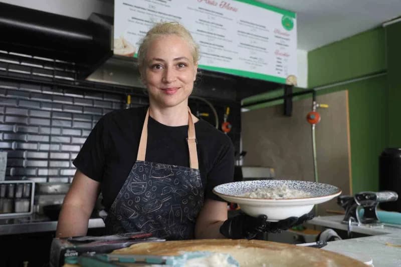 Gökçe Yılmaz Çilingir, gastronomi şehrinde vatandaşlara el yapımı makarnayı sevdirdi.