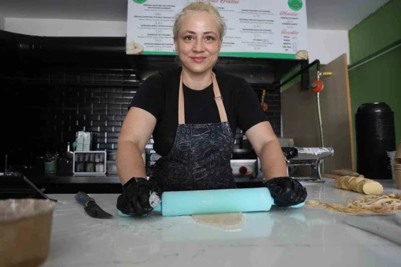 Gökçe Yılmaz Çilingir, gastronomi şehrinde vatandaşlara el yapımı makarnayı sevdirdi.