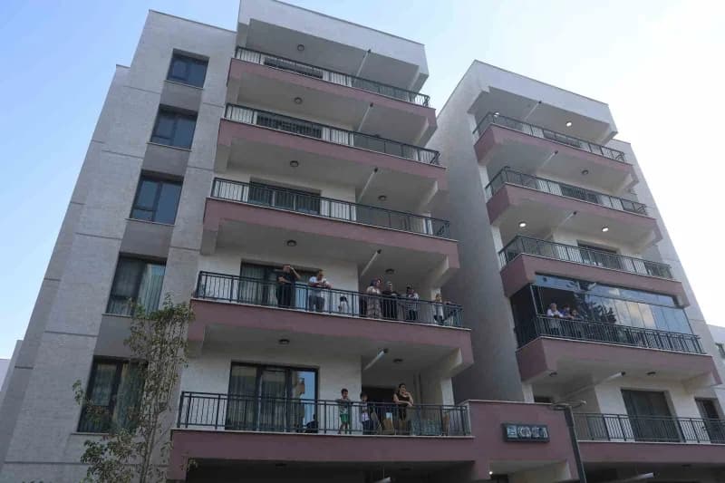 Cumhuriyet Mahallesi’nde yeni yapılan konut ve iş yerlerinin hak sahiplerine teslim edilmesinin ardından evlerin ışıklar