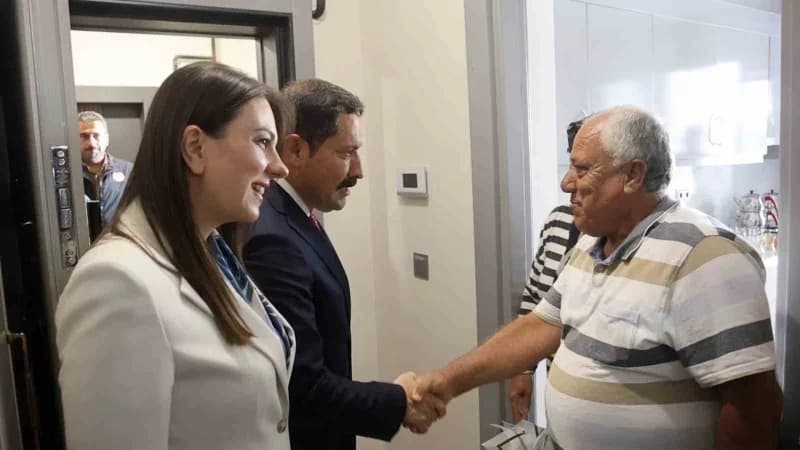 Hatay Cumhuriyet Mahallesi’nde deprem sonrası yeniden inşa edilen konutlar ve yaşamın başladığını gösteren sokak görüntü
