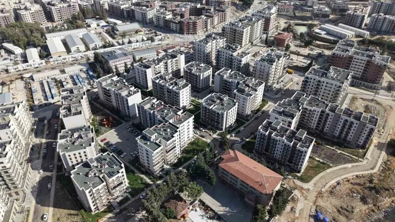 Cumhuriyet Mahallesi’nde yeni yapılan konut ve iş yerlerinin hak sahiplerine teslim edilmesinin ardından evlerin ışıklar