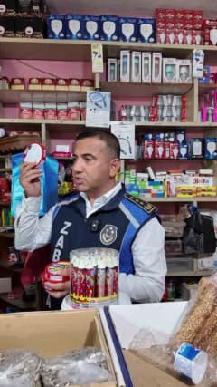 Hatay Dörtyol'da zabıta ekipleri okul çevresindeki markette son kullanma tarihi geçmiş ürünleri denetliyor