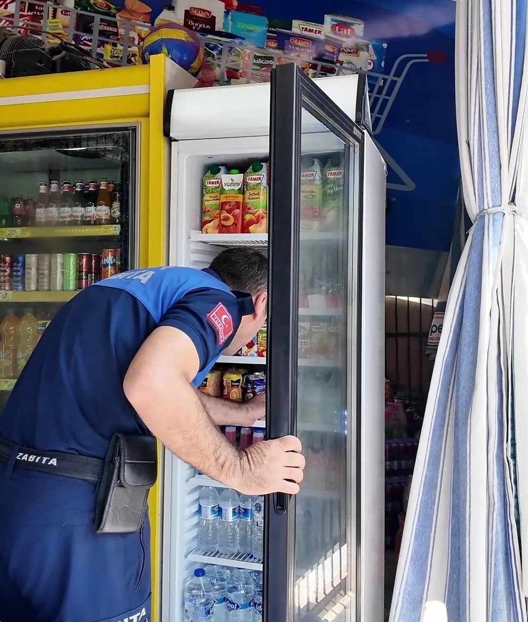 Hatay'da Zabıta ekipleri tarafından okul çevresindeki işletmelere yönelik gerçekleştirilen gıda denetiminde çok sayıda s