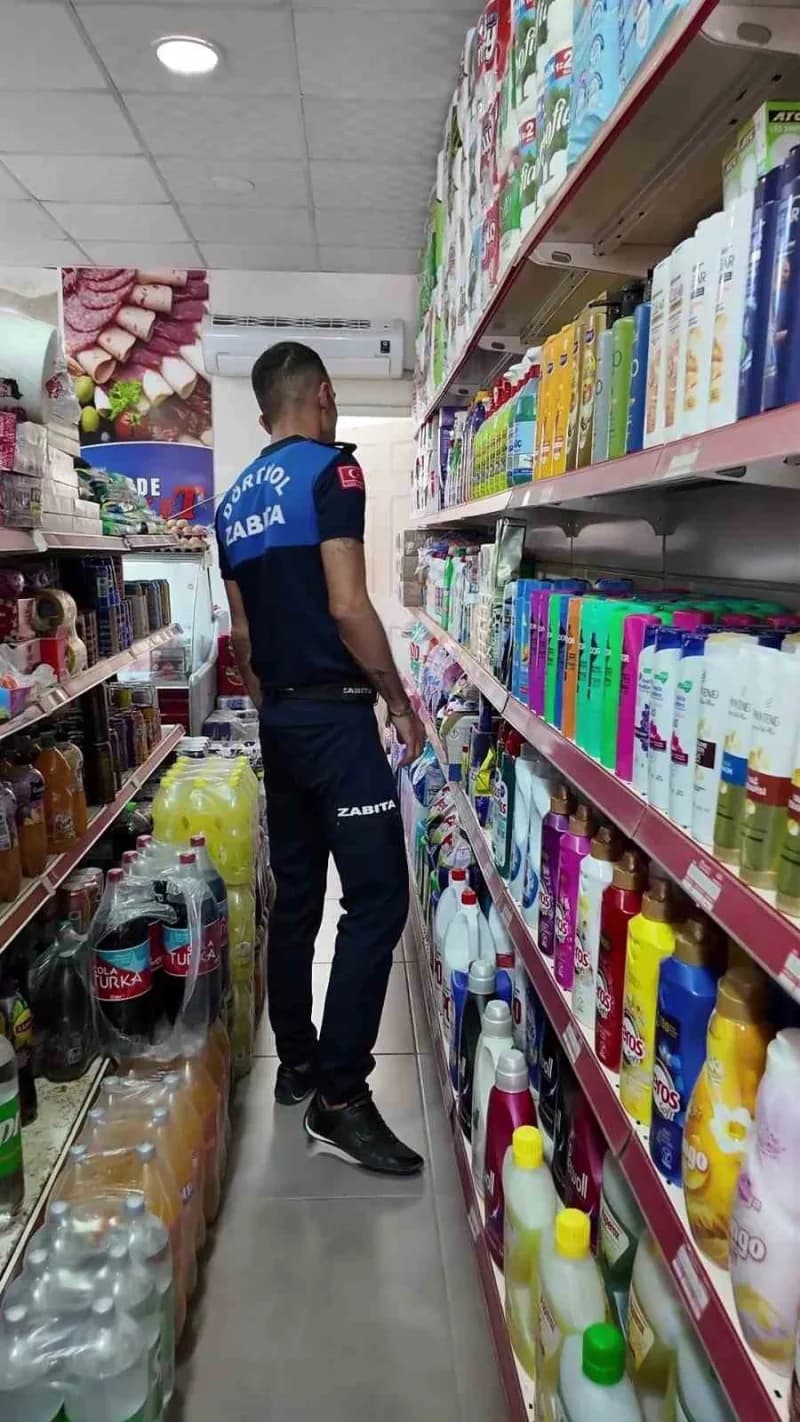 Hatay'da Zabıta ekipleri tarafından okul çevresindeki işletmelere yönelik gerçekleştirilen gıda denetiminde çok sayıda s
