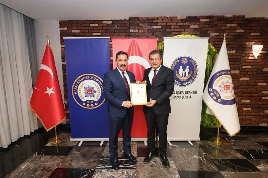 Hatay’da Emniyet Müdürü Rüştü Yılmaz onuruna düzenlenen veda yemeği programından bir kare