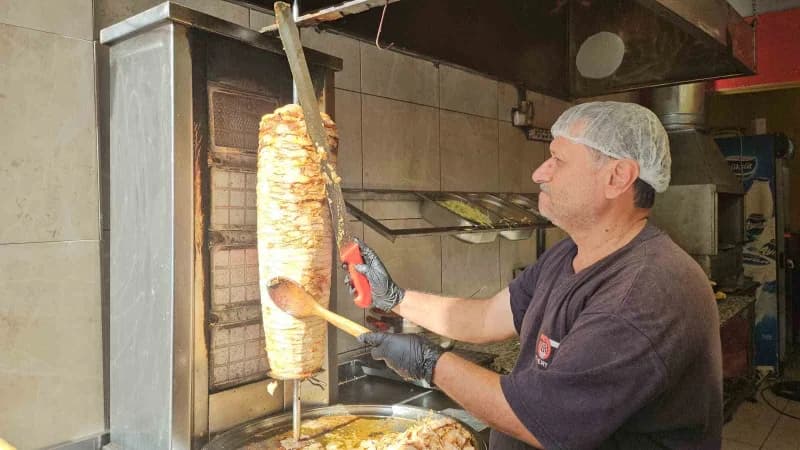 Hatay İskenderun’da genç girişimci Kadir Mert Erdem’in 100 TL’den sattığı tavuk döner ve askıda yemek uygulaması