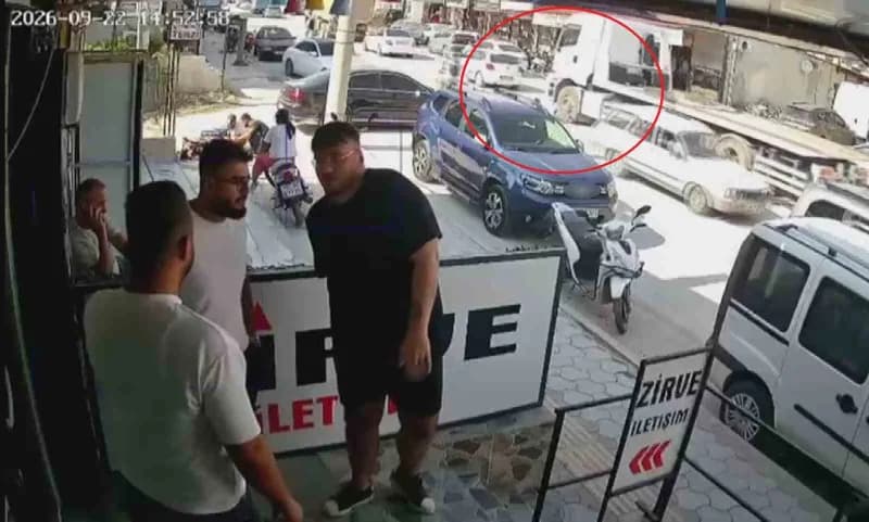 Hatay'ın Antakya ilçesinde hafriyat kamyonun kör noktasında geçmeye çalışan bisikletli çocuk saniyelerle ölümden döndüğü