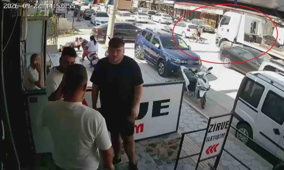 Hatay'ın Antakya ilçesinde hafriyat kamyonun kör noktasında geçmeye çalışan bisikletli çocuk saniyelerle ölümden döndüğü