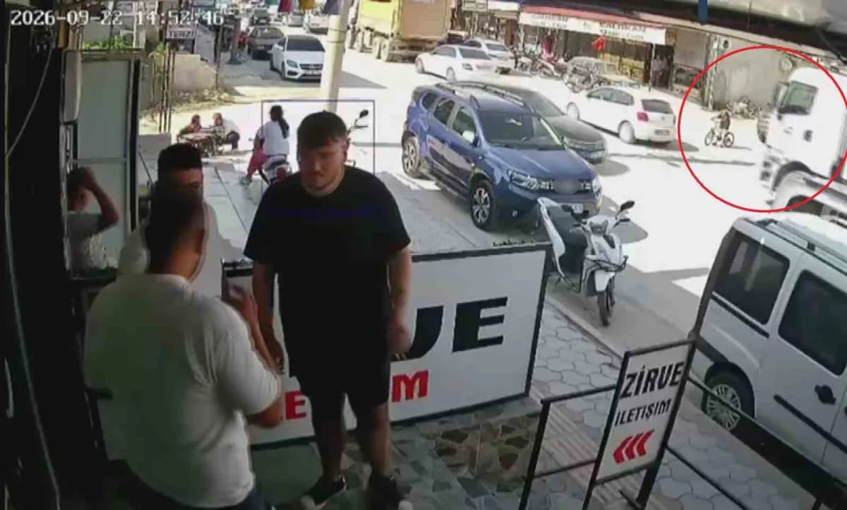 Hatay Antakya'da hafriyat kamyonunun kör noktasından geçen bisikletli çocuk kazası anı