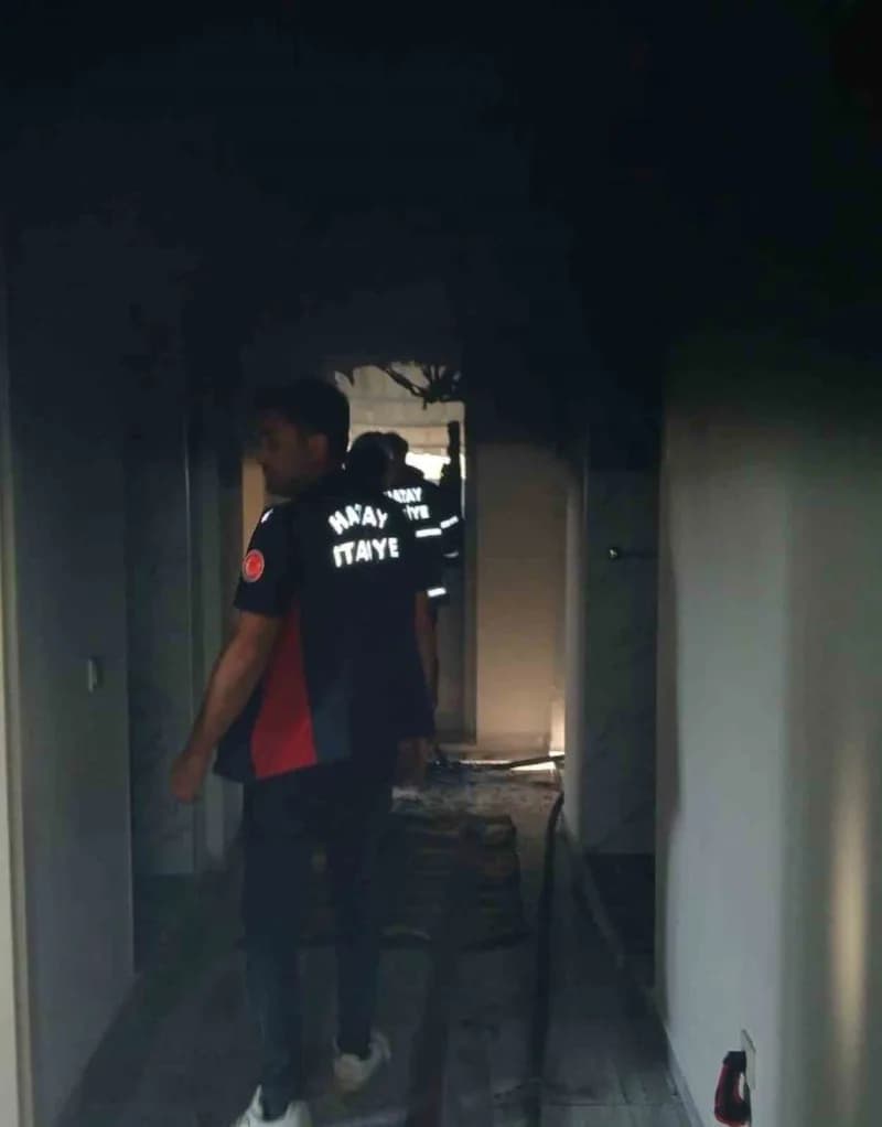 Hassa’da çıkan ev ve ahır yangını ekiplerin müdahalesiyle kontrol altına alındı.