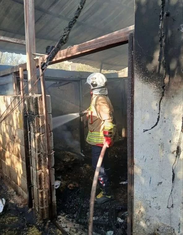 Hassa’da çıkan ev ve ahır yangını ekiplerin müdahalesiyle kontrol altına alındı.