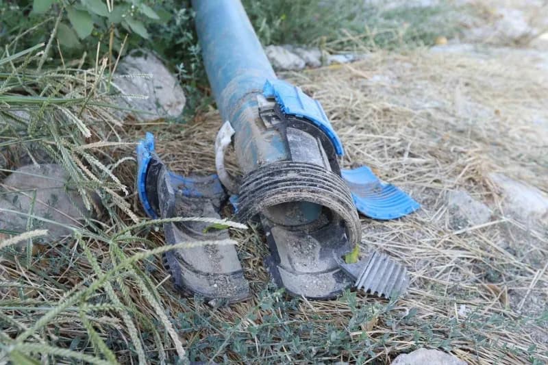Hassa ilçesinde yaklaşık 10 bin metrelik içme suyu hattının yenilenmesine yönelik sürdürülen çalışmalardan görüntüler.