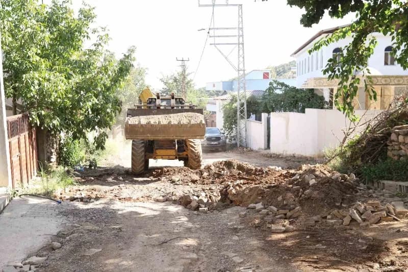 Hassa ilçesinde yaklaşık 10 bin metrelik içme suyu hattının yenilenmesine yönelik sürdürülen çalışmalardan görüntüler.