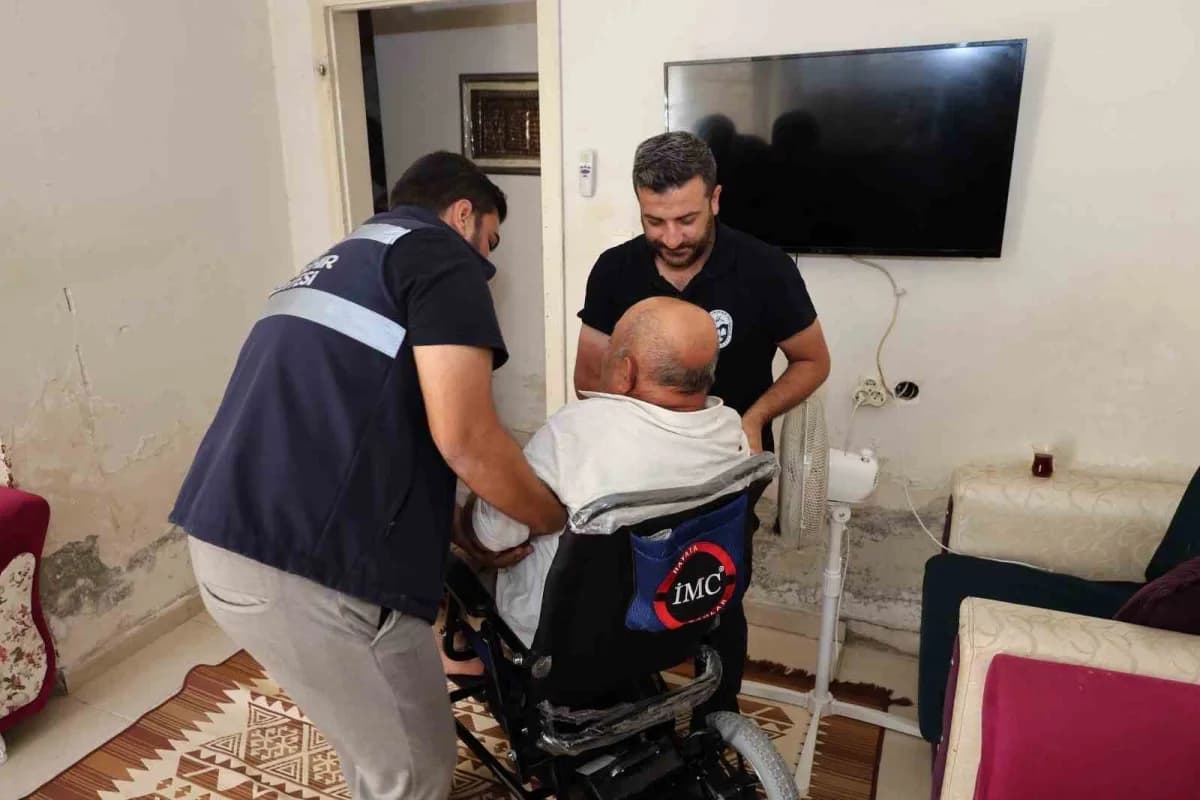Hatay Büyükşehir Belediyesi tarafından Reyhanlı’da engelli vatandaşa teslim edilen akülü tekerlekli sandalye