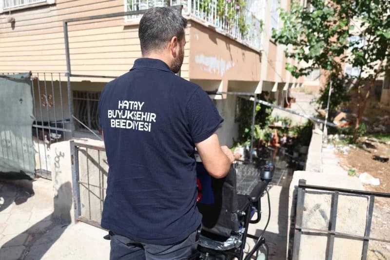 HBB ekipleri tarafından Reyhanlı’da ihtiyaç sahibi engelli vatandaşa akülü tekerlekli sandalye teslim edildi.