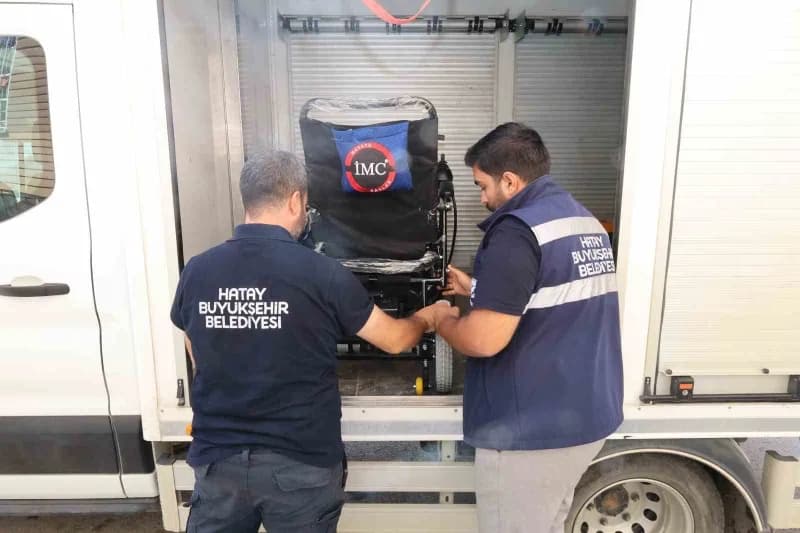 HBB ekipleri tarafından Reyhanlı’da ihtiyaç sahibi engelli vatandaşa akülü tekerlekli sandalye teslim edildi.