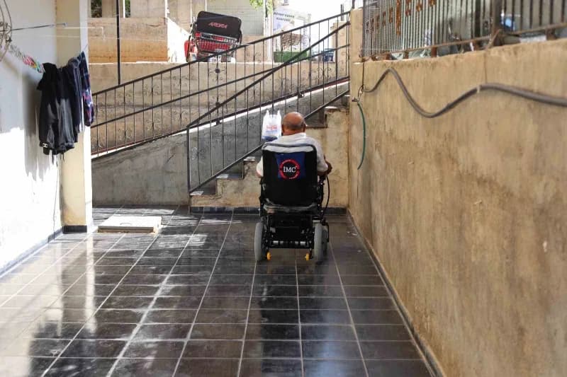 HBB ekipleri tarafından Reyhanlı’da ihtiyaç sahibi engelli vatandaşa akülü tekerlekli sandalye teslim edildi.