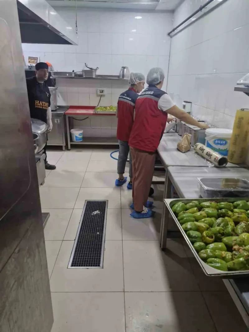 Hatay’da okul kantinleri ve yemekhanelerinde güvenilir gıda denetimleri gerçekleştiriliyor.