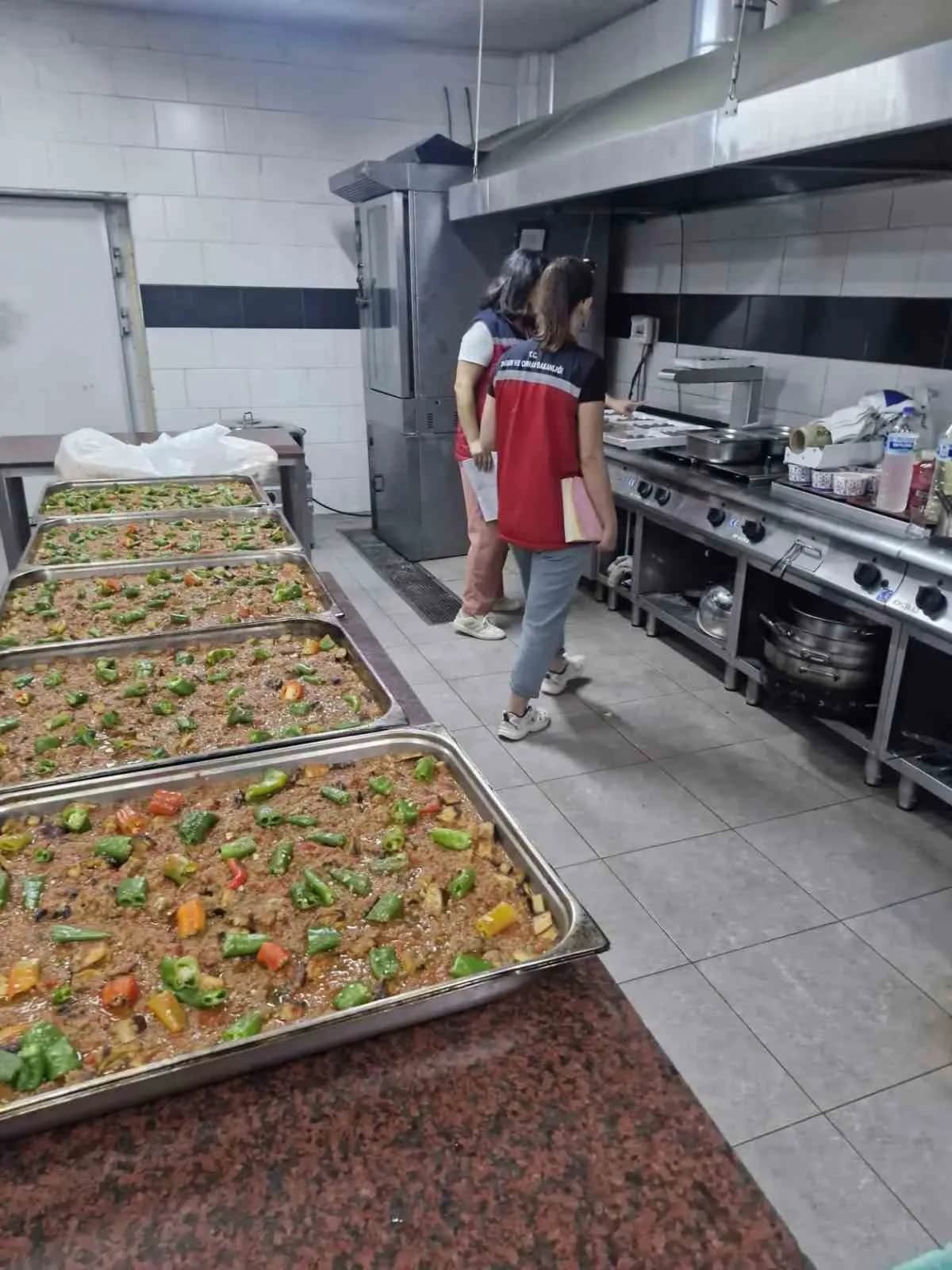 Hatay’da okul kantinleri ve yemekhanelerinde güvenilir gıda denetimleri gerçekleştiriliyor.