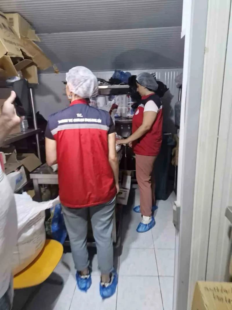 Hatay’da okul kantini ve yemekhanelerde gıda denetimi yapan teknik personel