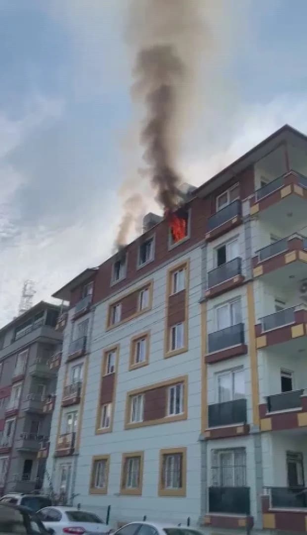 Hatay’ın Antakya ilçesinde 5 kişilik ailenin yaşadığı evde çıkan yangın, kısa sürede büyüyerek odayı sardı. Prizden çıkt