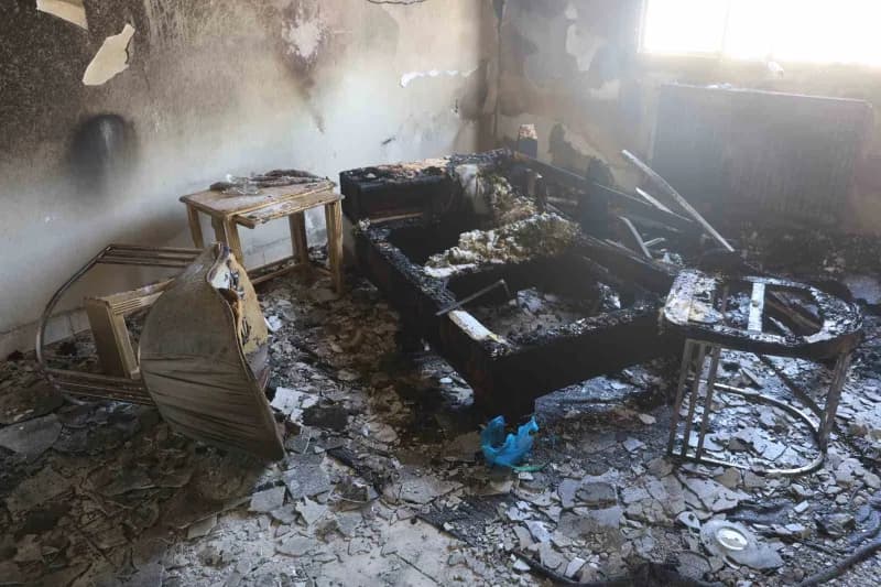 Hatay’ın Antakya ilçesinde 5 kişilik ailenin yaşadığı evde çıkan yangın, kısa sürede büyüyerek odayı sardı. Prizden çıkt